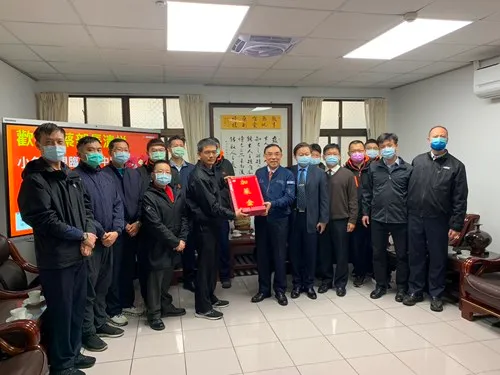 法務部長蔡清祥致贈敦品中學同仁加菜金。法務部提供