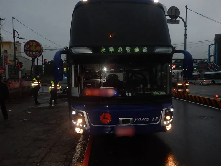 警方到車禍現場勘驗調查。警方提供