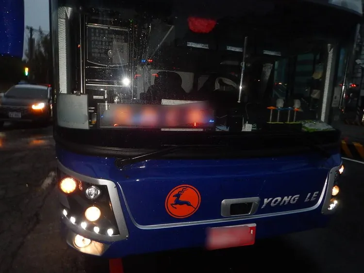 肇事遊覽車。警方提供