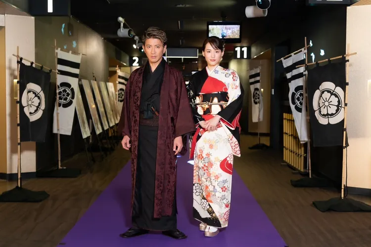 木村拓哉（左）和綾瀨遙驚喜現身《THE LEGEND & BUTTERFLY》京都試映會。翻攝lb_toei70th推特