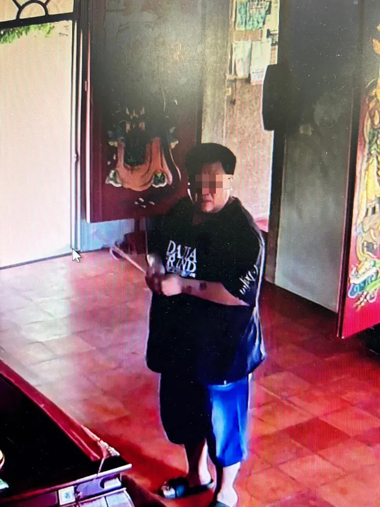 柯男偷香油錢前，先焚香祈求神明諒解。讀者提供