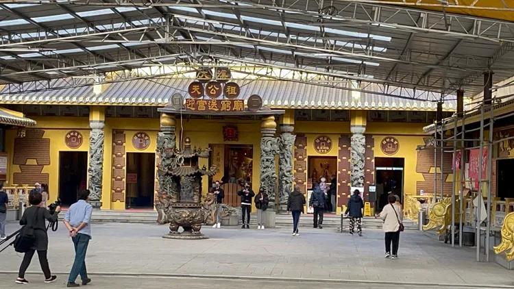 民眾到財神廟參拜。張沛森攝