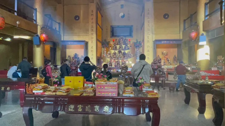 拜財神。張沛森攝