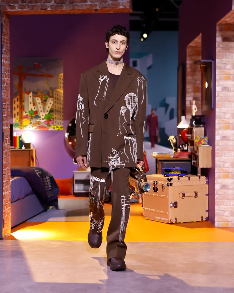 裝上鏡頭的相機包，格外符合本季大秀以數位世代思考的核心主題。品牌提供