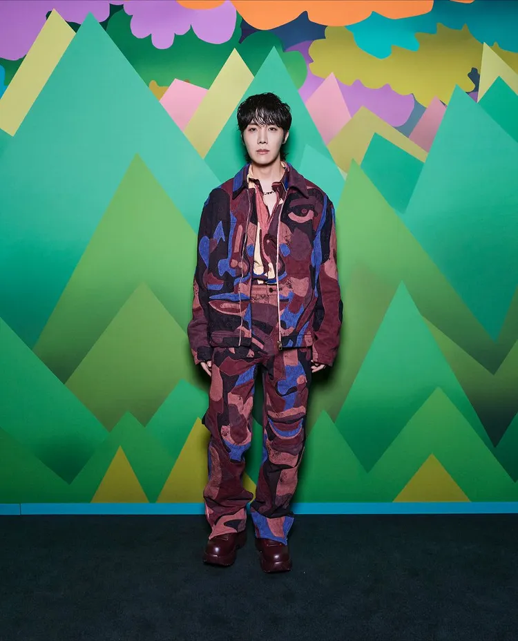 韓國天團「防彈少年團」成員J-Hope穿上伸展台上熱騰騰發表的2023秋冬造型，蒞臨LV秀場，更彰顯出他在品牌心目中不凡的地位。品牌提供