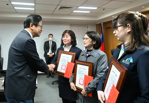 警民成功攔阻詐騙案保3人近2000萬 張善政今表揚有功人員