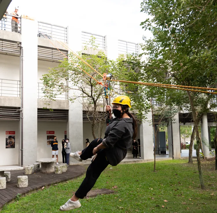 台東大學學生學習攀樹繩索技能，並應用在部落旅遊上，提供族人免費使用器材，並鼓勵取得專業證照。台東大學提供