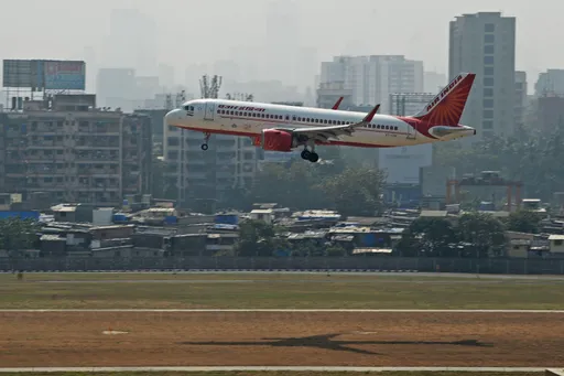 印度航空「撒尿男」是銀行高層 逃亡多日被捕、遭銀行開除