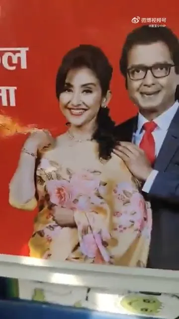 乘客拍到機艙內部影片，座椅背後海報寫著印度文。引自微博