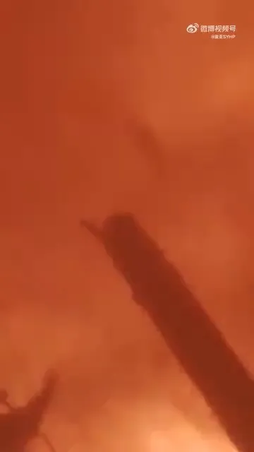 看似是墜地後，四周也陷入火海。引自微博