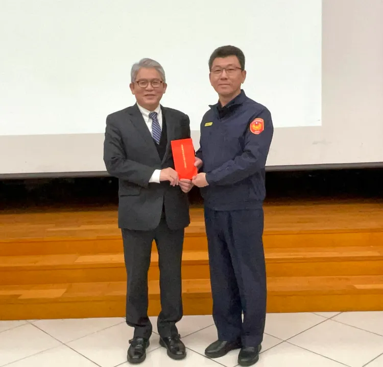 花敬群頒發獎勵金給大安分局，由分局長范織坤代表。翻攝畫面