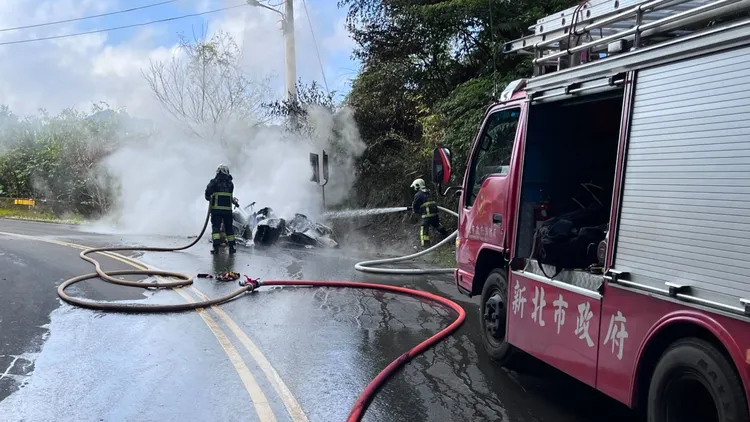警消拉起水線灌救。新北市消防局提供