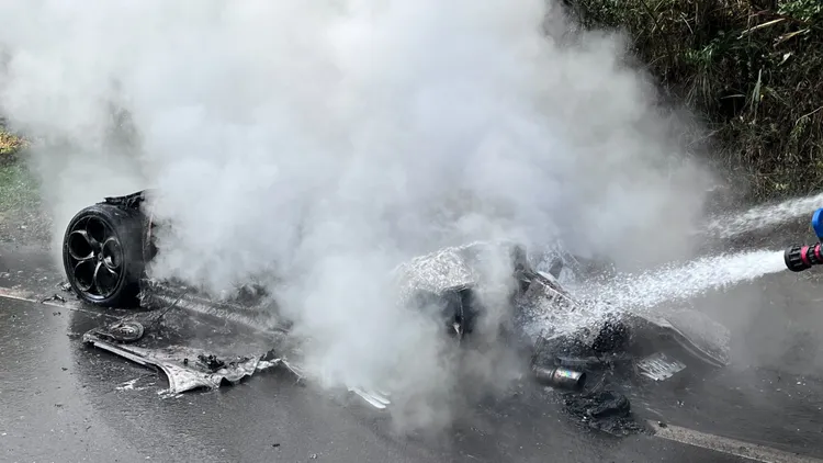 整輛敞篷車燒成廢鐵。新北市消防局提供