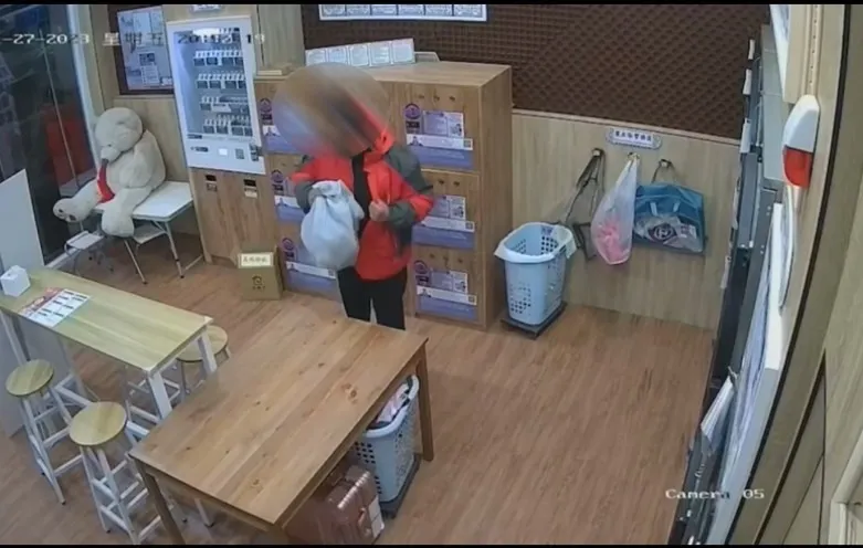 紅衣禿頭男一度欲將偷取女性內衣褲藏在外套裡,過程全被臨視器拍下。讀者提供