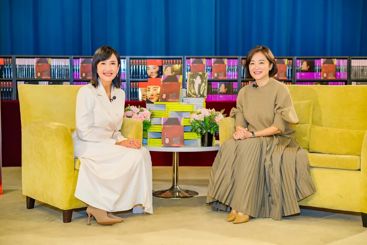 林青霞（右）接受方念華專訪。SWKIT鄧永傑攝影、時報出版提供