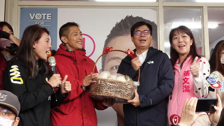 陳其邁送上禮物「包粽」預祝吳怡農成功當選。莊宗達攝