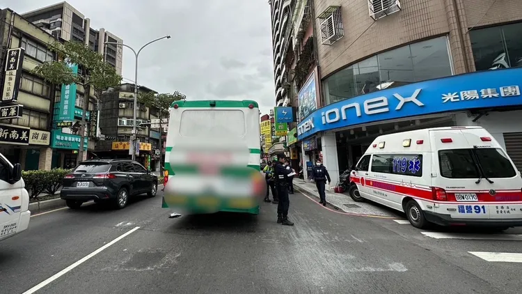 救護人員到場將3名乘客送醫。新莊警分局提供