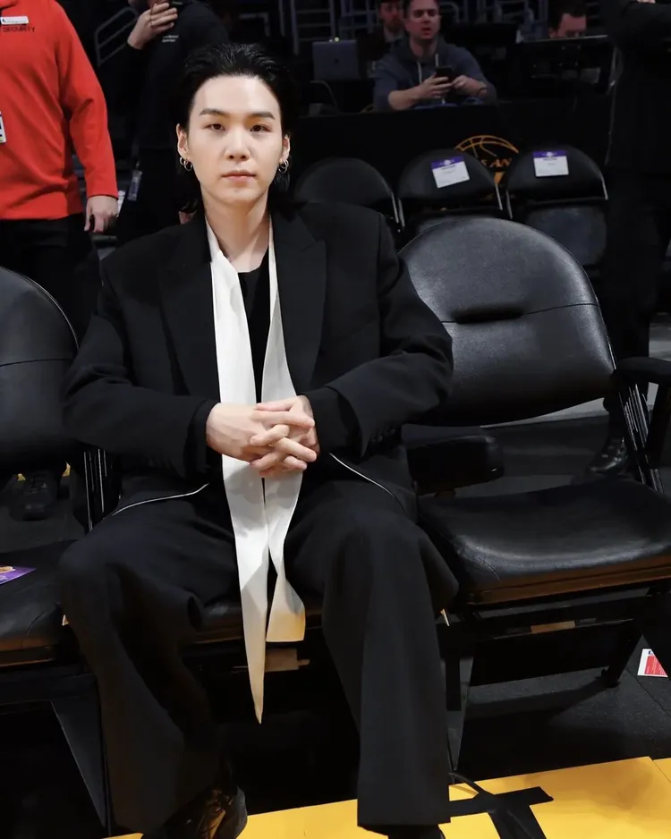 Suga在近幾次觀賞美國職籃NBA賽事時，場邊服裝都被VALENTINO一手包辦。翻攝agustd IG IG