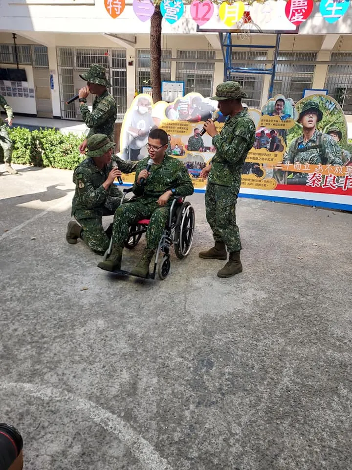 秦良丰去年11月在醫院由同袍為他慶祝30歲生日。翻攝秦天人臉書