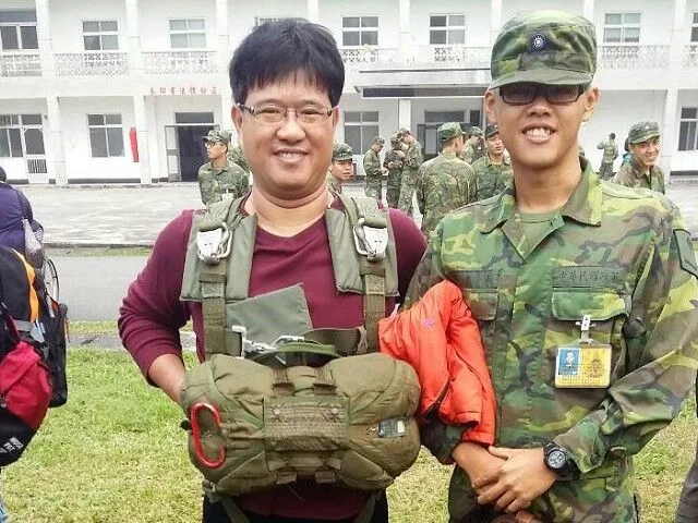 秦良丰未受傷前與爸爸合影。秦爸爸提供