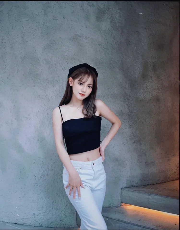 王彩樺的大女兒庭庭（黃于庭）長相清秀、氣質清新，備受矚目。翻攝《Stacy庭庭》粉絲頁