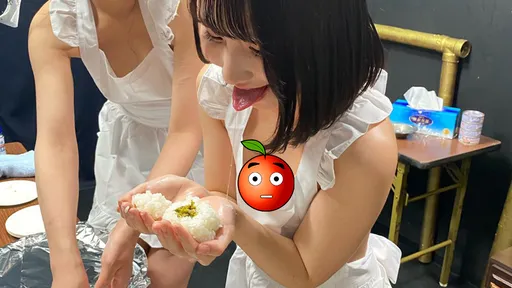 正妹「裸體圍裙飯糰」加持牽絲唾液　網驚：不要玩食物