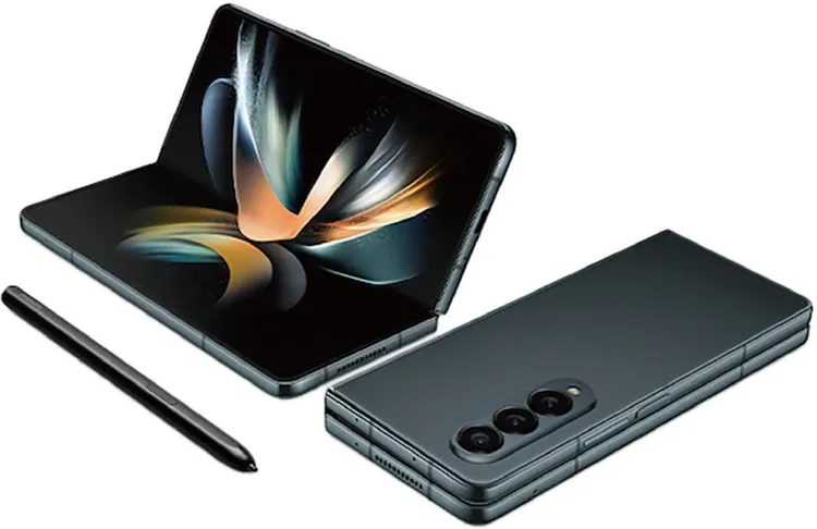 高雄大遠百福袋最大獎為6萬888元的Samsung Galaxy Z Fold4 512GB手機。業者提供