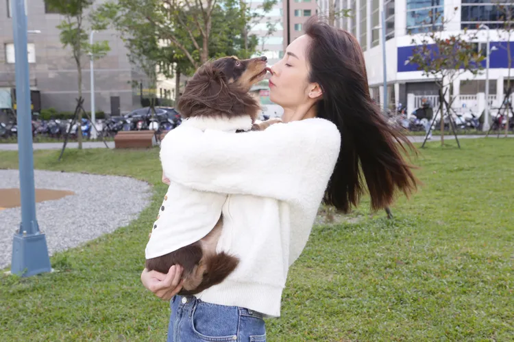 愛犬moca喜歡跟她撒嬌。朱世閎攝