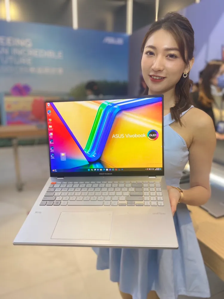 ASUS Vivobook Pro 16X 3D OLED (K6604)具裸視3D OLED 3.2K 120 Hz 16吋螢幕。王雪玲攝