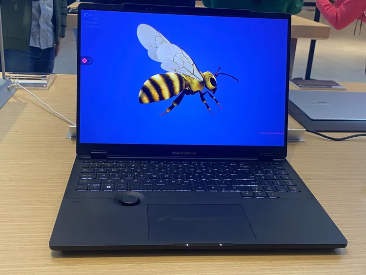 全球首款3D OLED創作者行動工作站—ASUS ProArt Studiobook 16 3D OLED (H7604)。王雪玲攝