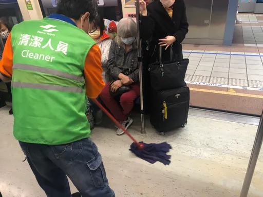 捷運乘客打翻飲料！法籍男驚嘆北捷這時間內搞定　網：在歐洲不可能