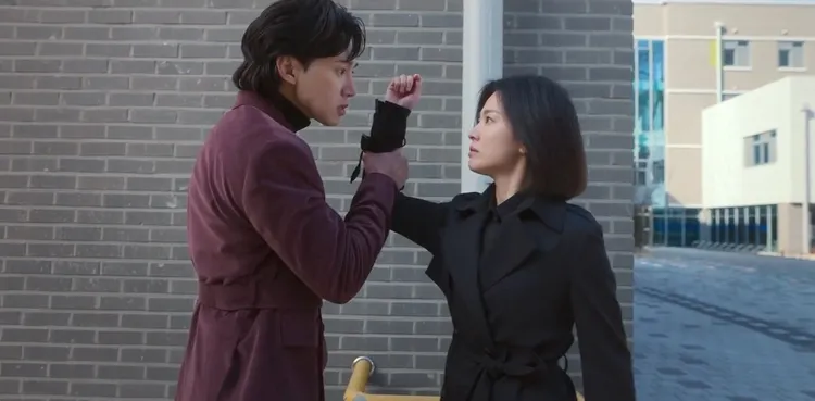 宋慧喬（右）戲裡找到朴成勳的私生女。翻攝Netflix