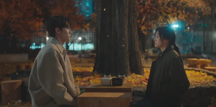 宋慧喬（右）劇中向李到晛拜師學圍棋。翻攝Netflix