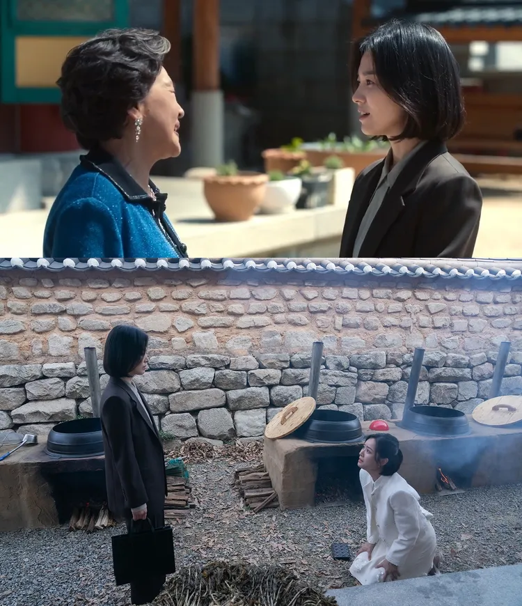 車珠英（下圖右）擔心宋慧喬把往事告訴未來婆婆，向她下跪求饒。翻攝Netflix