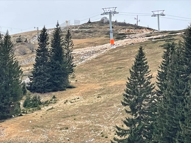 波士尼亞首都塞拉耶佛一處滑雪中心缺雪。路透社