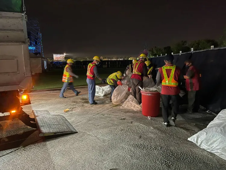 台中市中央公園跨年晚會湧入22萬人，製造的7萬噸回收垃圾。台中市環保局提供