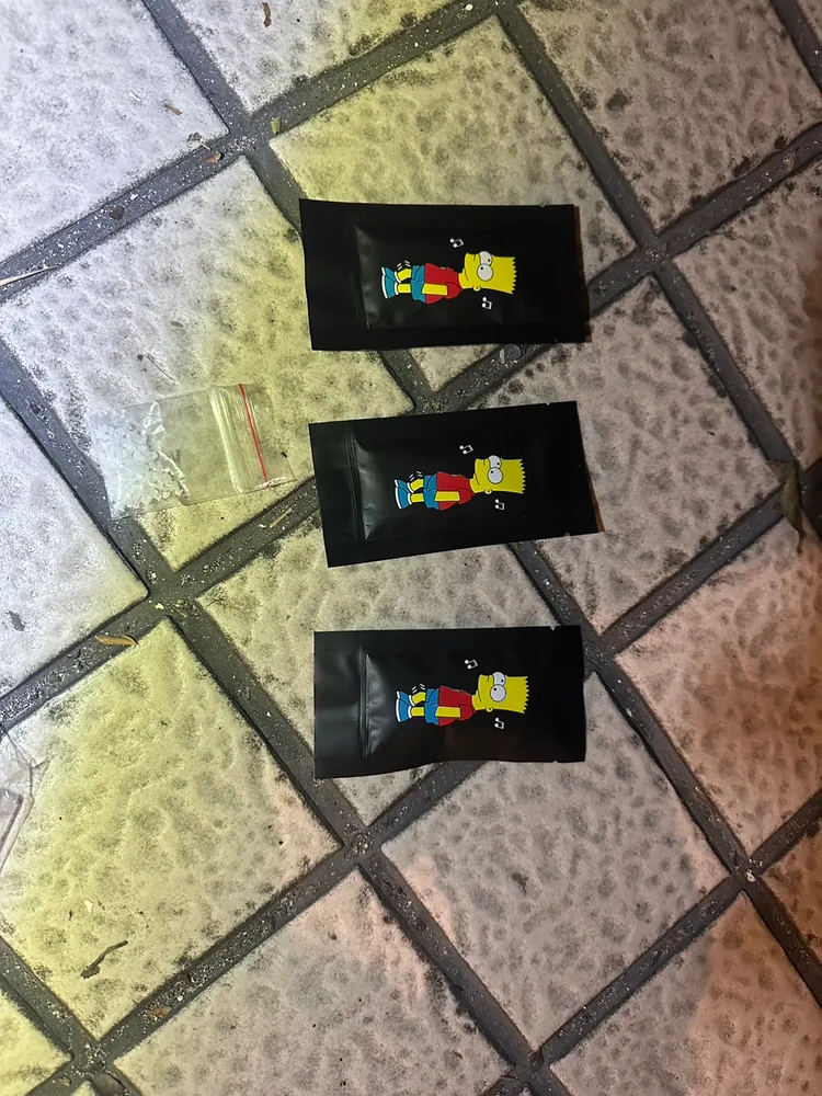 毒品咖啡包外包裝印有辛普森家庭動畫人物霸子。翻攝畫面