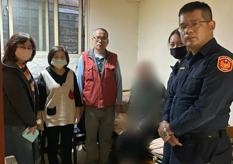 警方與社福單位前往關心唐男狀況。中和警分局提供
