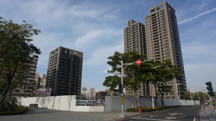 許多建商看好高雄車站未來發展，近期已在周邊大量購地卡位。葉家銘攝