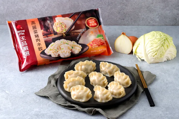 象徵「招財進寶」的餃子也是不少家庭春節必吃，「王品嚴選高麗菜豬肉水餃」選用台灣豬搭配小農契作高麗菜。業者提供