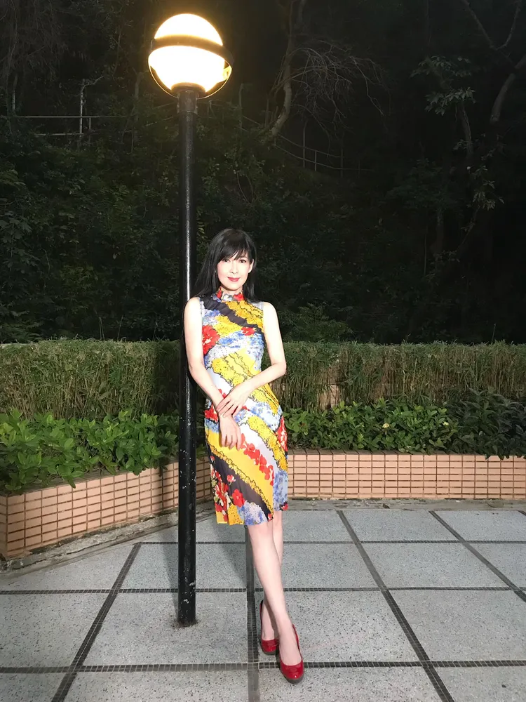 周慧敏套上30年前的舊旗袍依舊合身。翻攝周慧敏臉書
