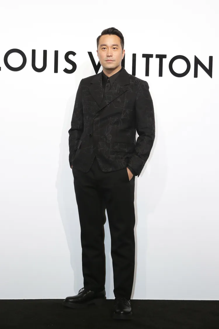 全套黑色西裝帥氣現身的張孝全，表示在逛完店後，覺得有一些包包還不錯。朱世閎攝