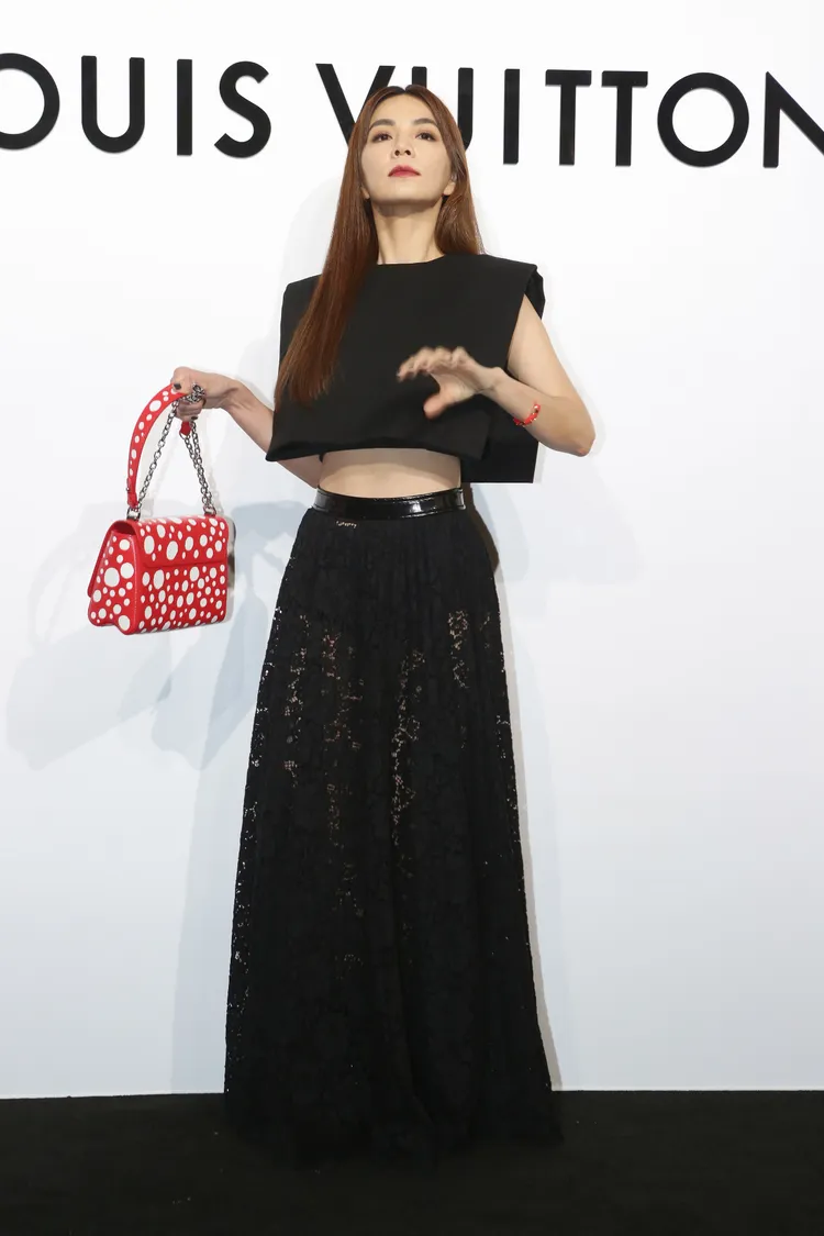 Ella透露今天造型是向電影《阿達一族》外傳影集《星期三》（Wednesday）中的女主角致敬，更被身旁人稱讚說是韓劇《黑暗榮耀》中的「宋慧喬」。朱世閎攝