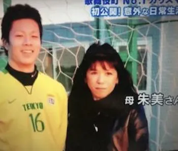 羅蘭高中時與媽媽合照，當時他還沒整形。翻攝日本yahoo