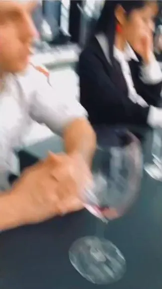 羅蘭的妹夫身旁疑似是羅蘭的妹妹。翻攝羅蘭IG