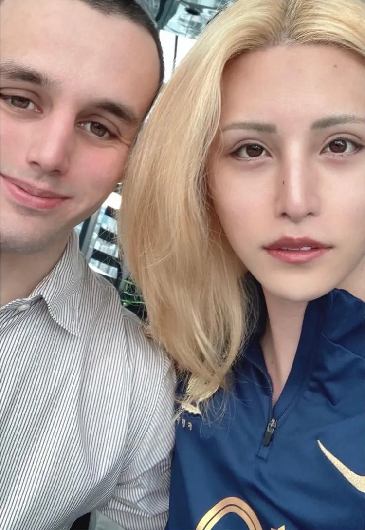 羅蘭（右）向大家介紹他的妹夫。翻攝羅蘭IG