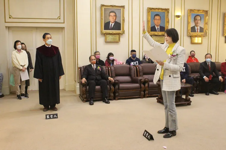 王鴻薇在大法官見證下正式宣誓就職。潘袁詩羽攝