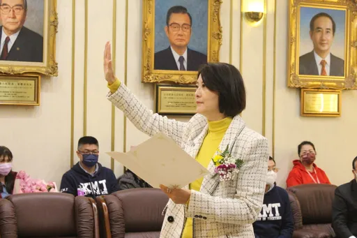 王鴻薇就任立委!老公陪同現身 突有人大喊「愛我愛得要死」金句