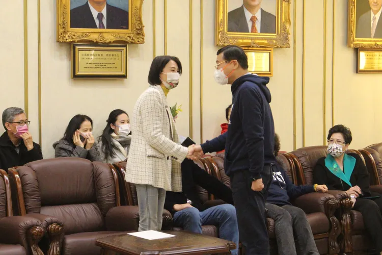 王鴻薇的老公陶允正（後排左一）低調默默守候在王鴻薇身旁。潘袁詩羽攝