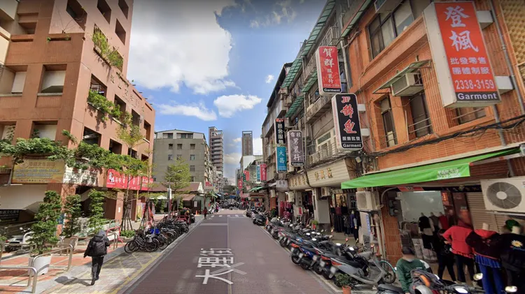 大理街鄰近雙園國小、萬華國中，距離萬華車站也不遠，步行至捷運龍山寺站不到10分鐘，生活便利性相當高。翻攝Google map